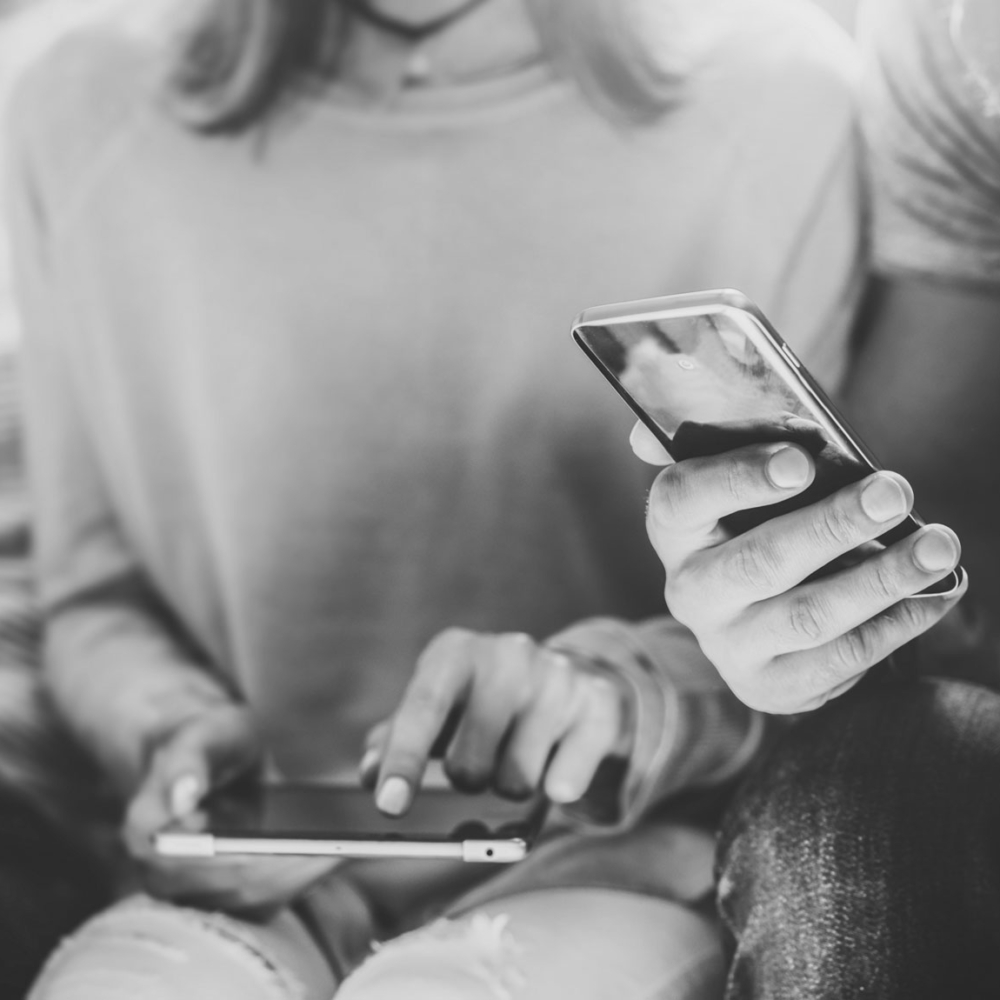 Illustrasjonsbilde av personer som bruker telefoner