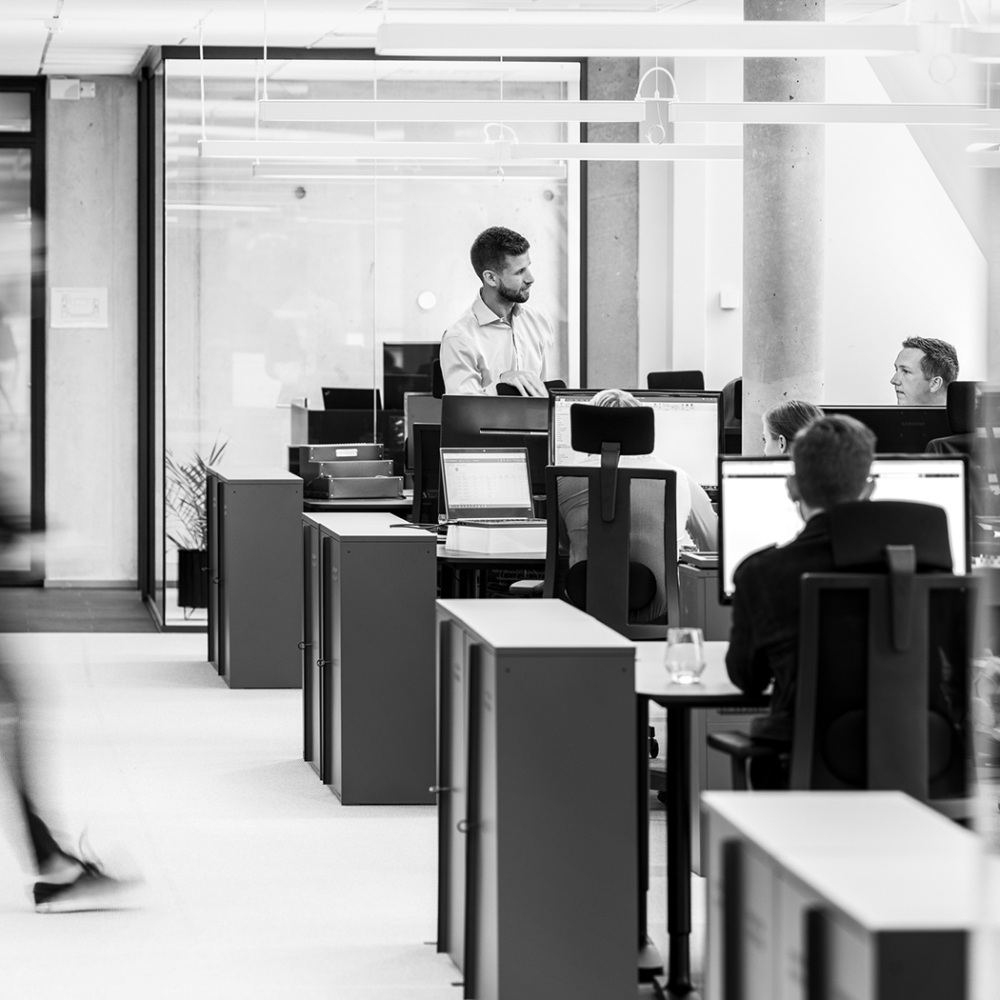 Miljøbilde av ansatte og kontor hos Semway