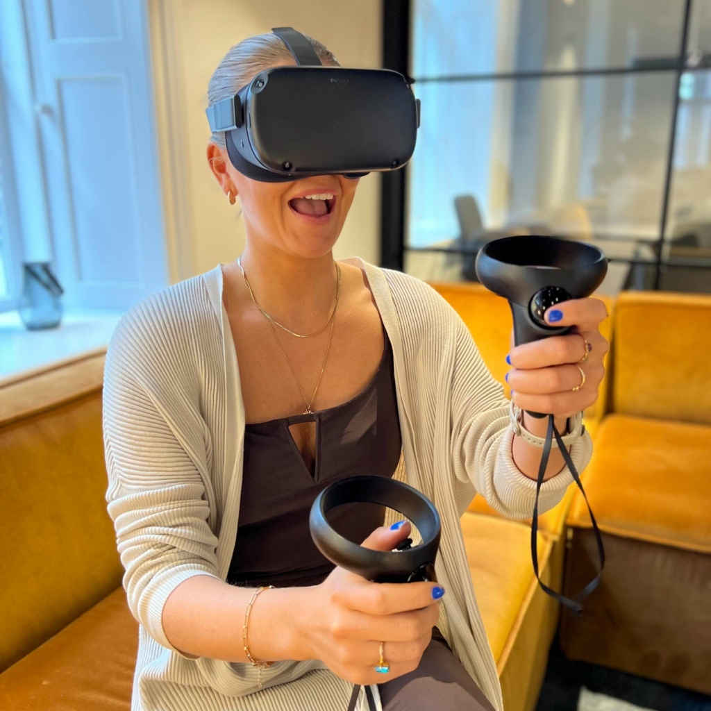 Ung kvinne prøver VR-briller og synes det er spennende