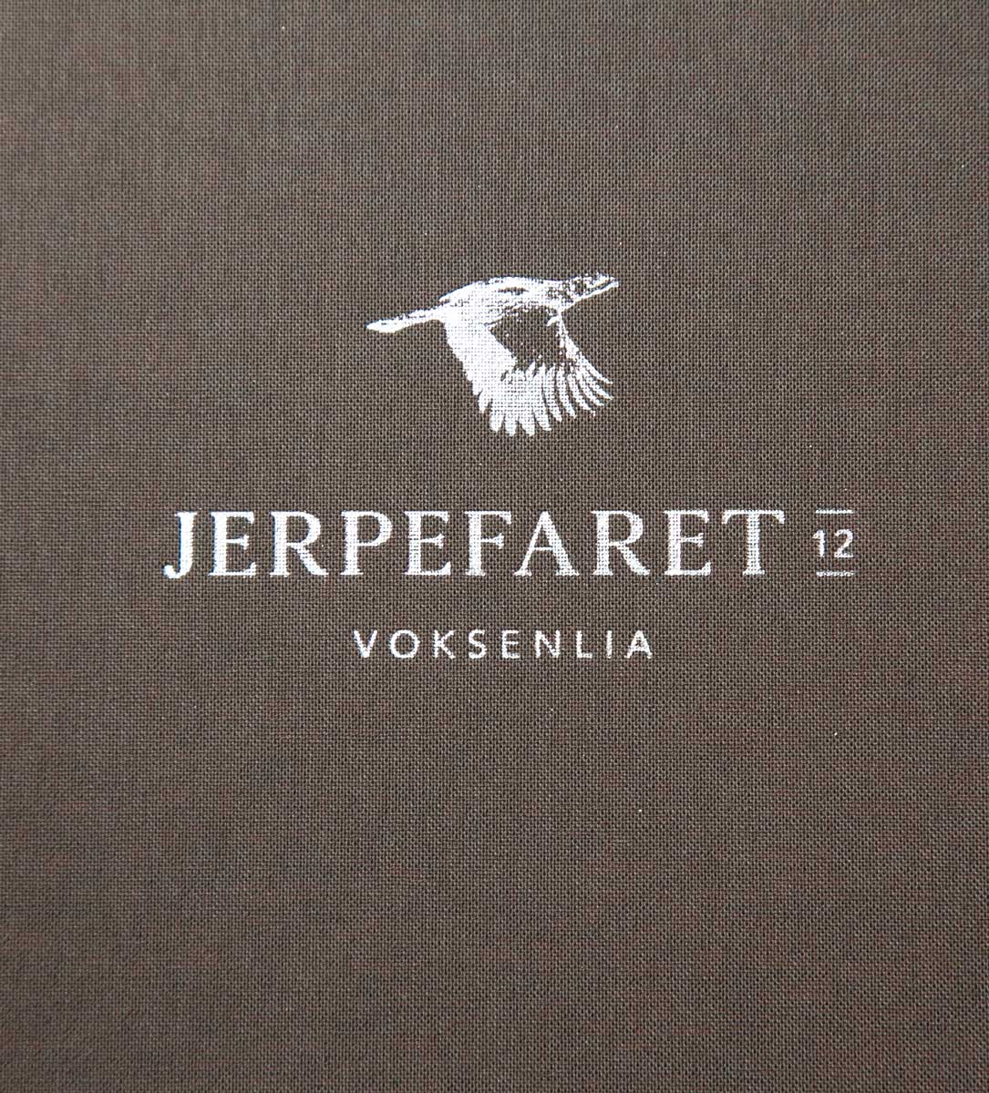 Logoen til Jerpefaret på forsiden av en bok.