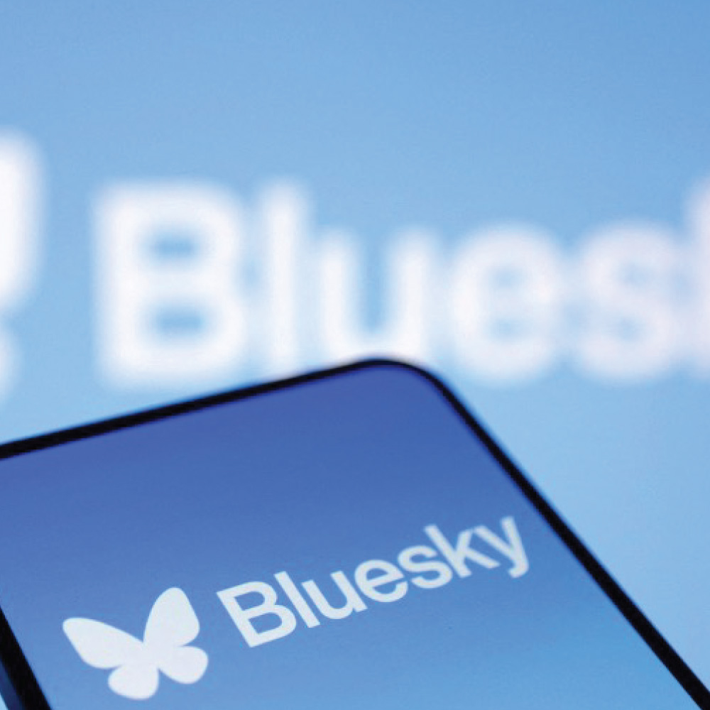 Bilde av en telefon og en Bluesky-app som er åpen