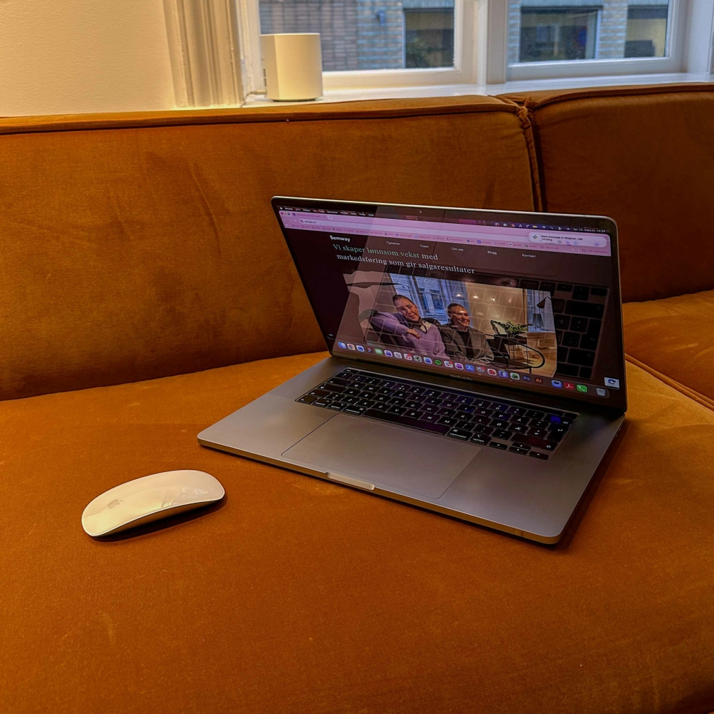 Mac som ligger i en sofa