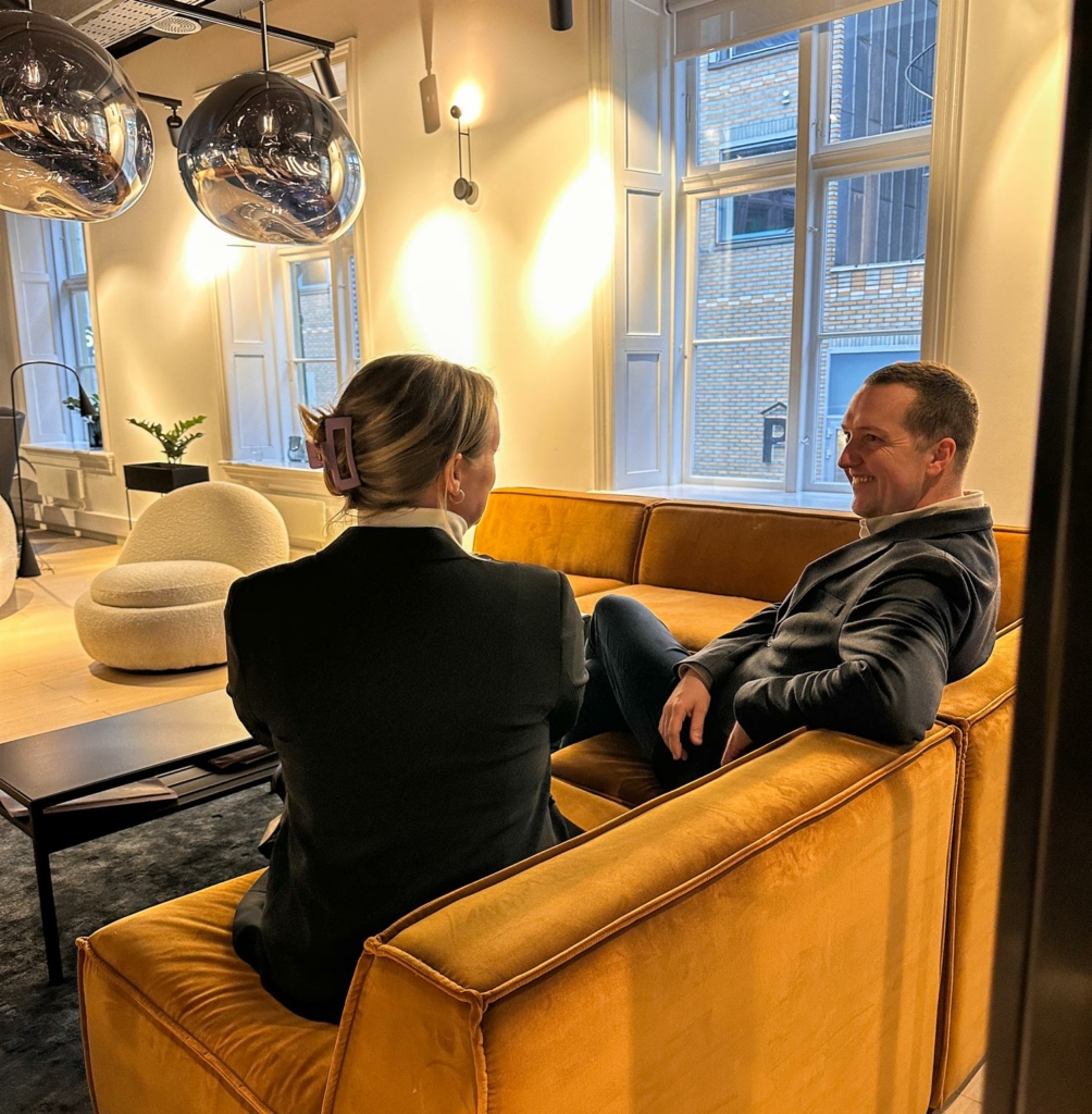 Christopher Brekke og Kaja Bergerud i samtale i sofa